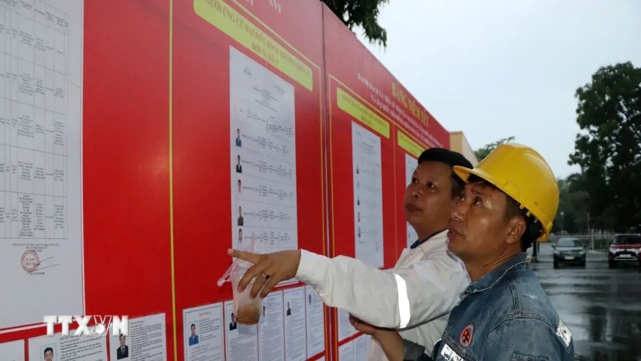 توافد الناخبون لمراكز الاقتراع في توقيت مبكر رغم هطول أمطار غير معتادة ونادرة.